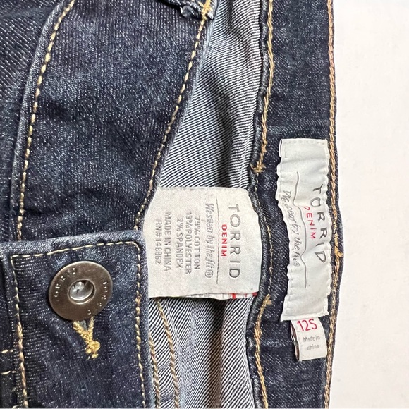 TORRID BLUE SUPER STRETCH HIGH-RISE STRAIGHT JEANS Size 12s - Picture 4 of 4